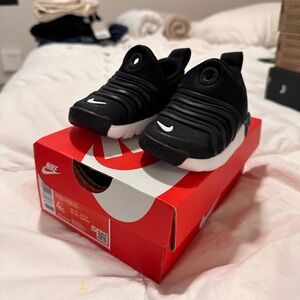 Nike dynamo go baby shoes